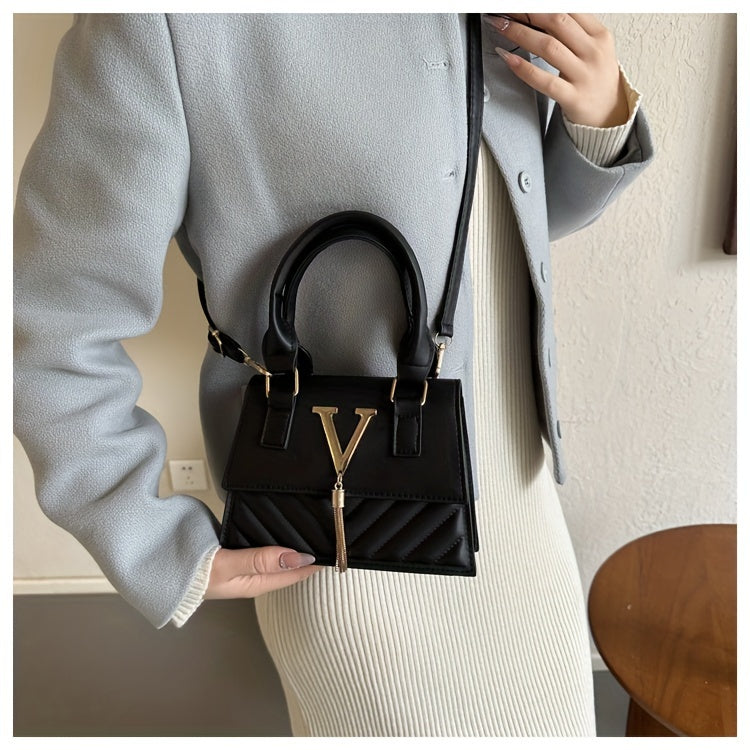[High-End Chain Bags] New Spring And Summer 2024 Collection Trendy Chain Bags for Women, Featuring High-End Embossed Design, Suitable for Shoulder, Hand, And Crossbody Wear, with Stylish Tassel Pendants