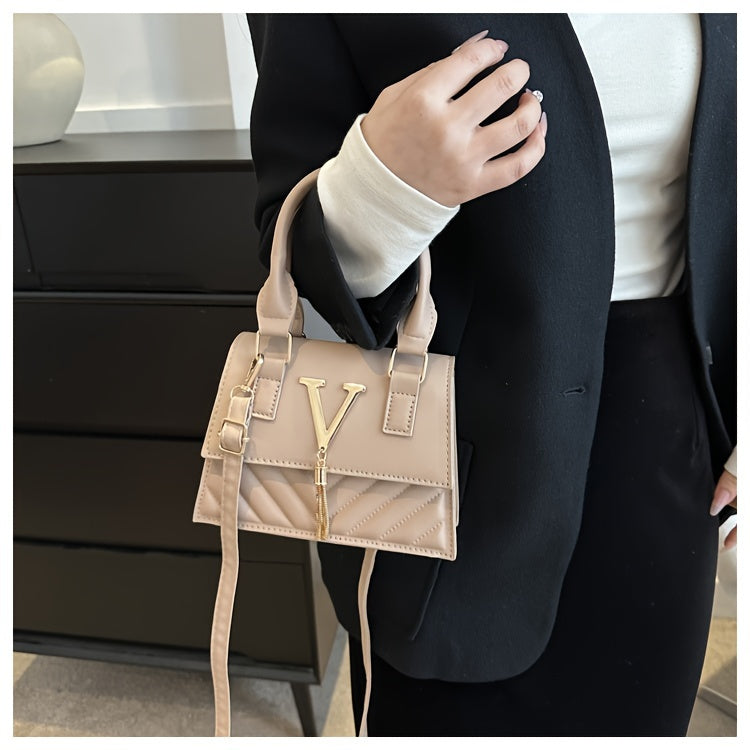 [High-End Chain Bags] New Spring And Summer 2024 Collection Trendy Chain Bags for Women, Featuring High-End Embossed Design, Suitable for Shoulder, Hand, And Crossbody Wear, with Stylish Tassel Pendants