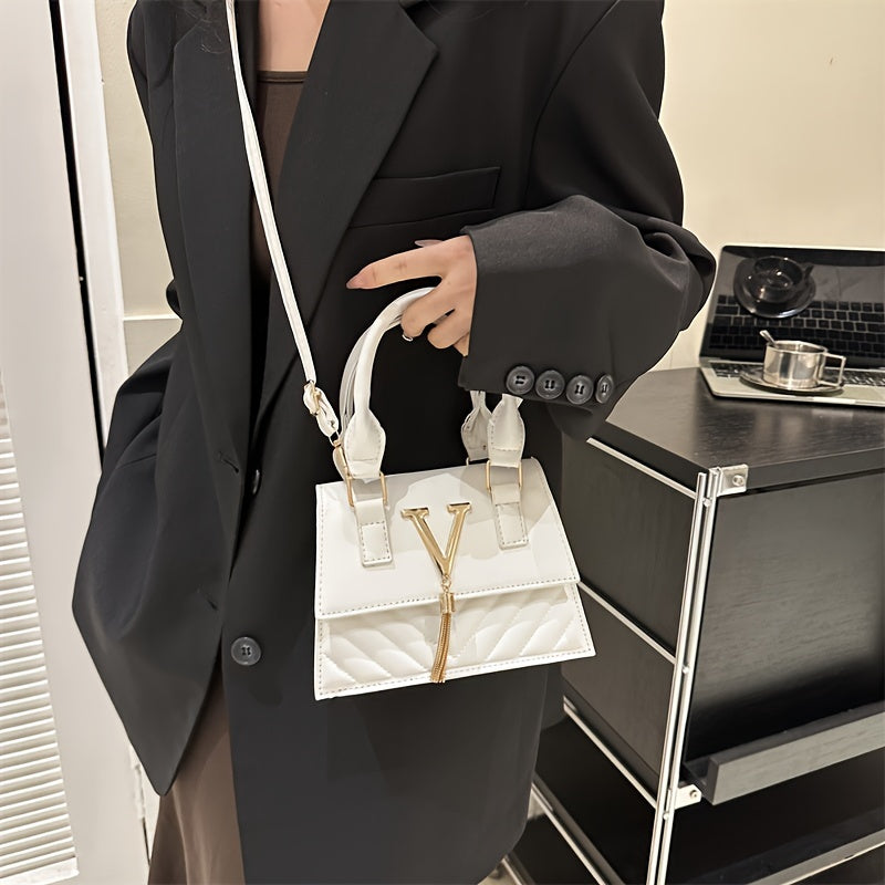 [High-End Chain Bags] New Spring And Summer 2024 Collection Trendy Chain Bags for Women, Featuring High-End Embossed Design, Suitable for Shoulder, Hand, And Crossbody Wear, with Stylish Tassel Pendants