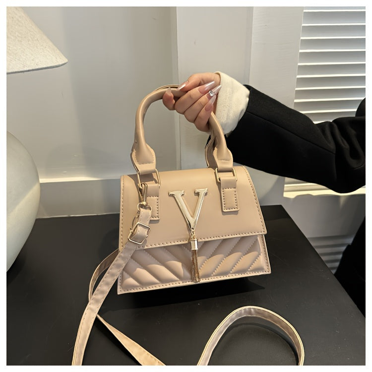[High-End Chain Bags] New Spring And Summer 2024 Collection Trendy Chain Bags for Women, Featuring High-End Embossed Design, Suitable for Shoulder, Hand, And Crossbody Wear, with Stylish Tassel Pendants