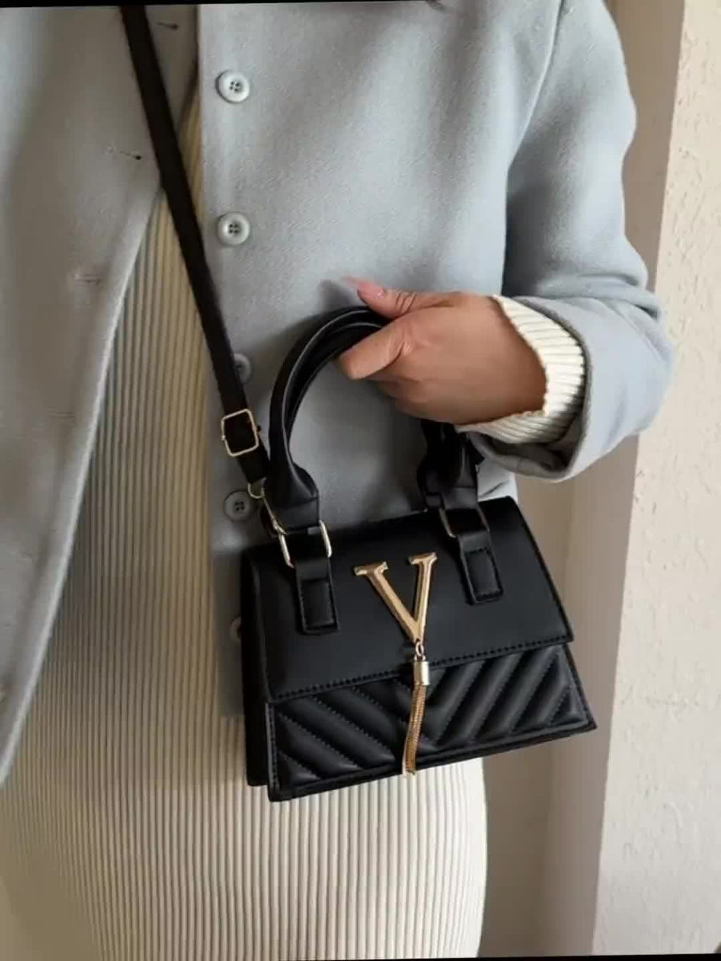 [High-End Chain Bags] New Spring And Summer 2024 Collection Trendy Chain Bags for Women, Featuring High-End Embossed Design, Suitable for Shoulder, Hand, And Crossbody Wear, with Stylish Tassel Pendants